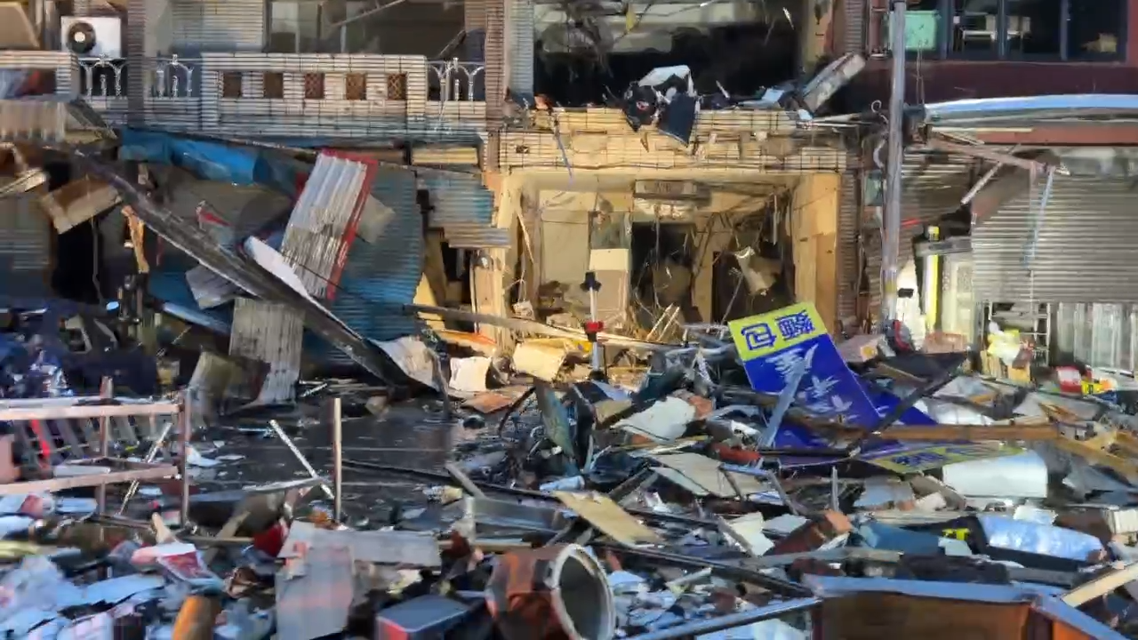 氣爆後建築外牆與店面幾乎被炸毀,內部結構直接裸露。(翻攝畫面)