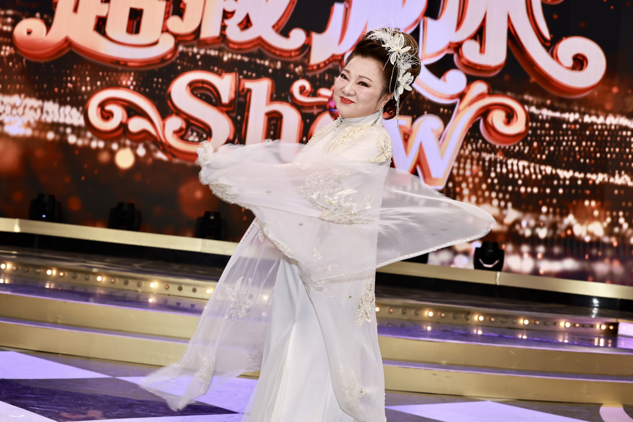 白冰冰一身雪白裝進棚錄製《超級冰冰Show》。(民視提供)