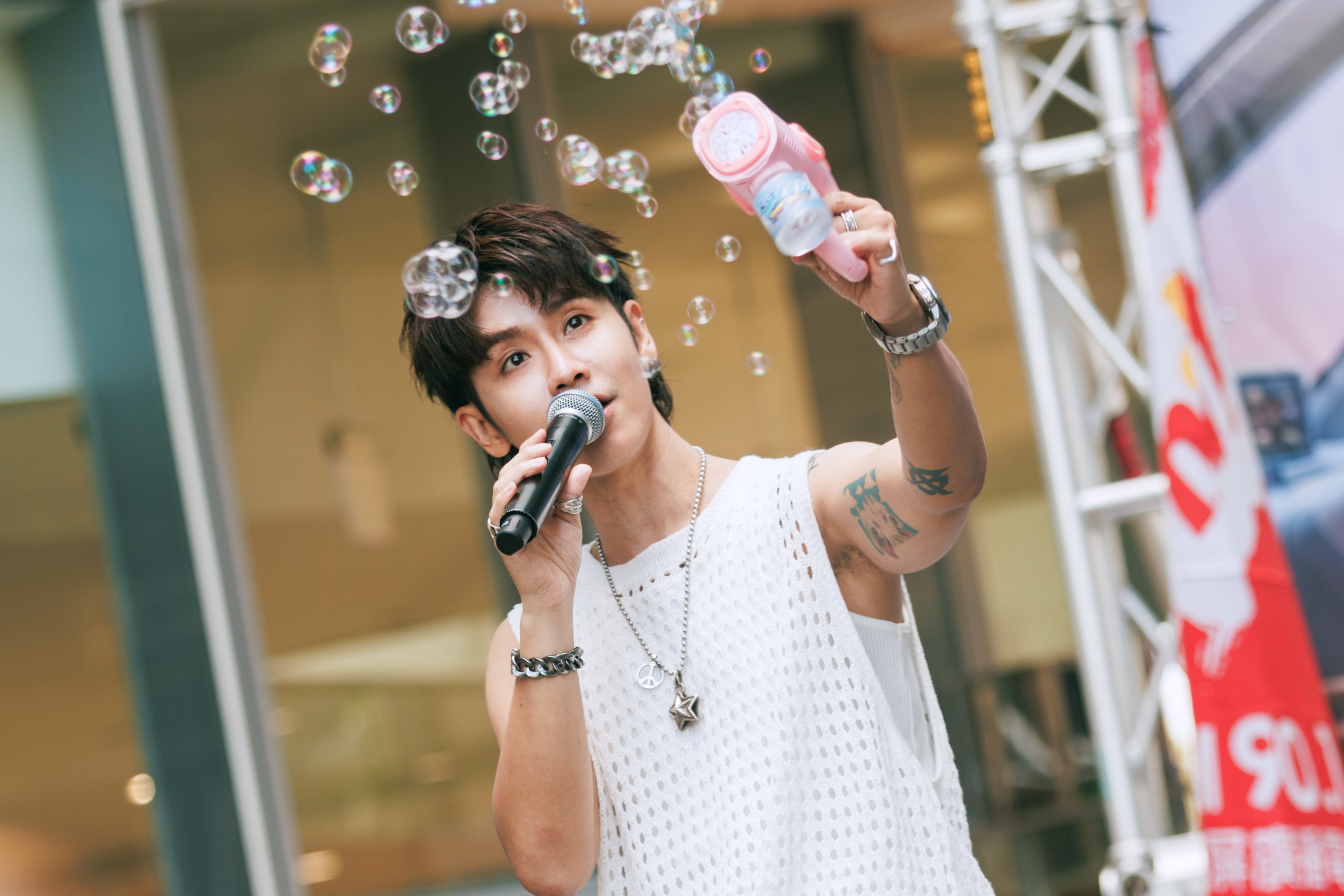 鼓鼓呂思緯舉辦高雄簽唱會,演唱多首《Vitamin G》歌曲,與歌迷近距離互動。(相信音樂提供)