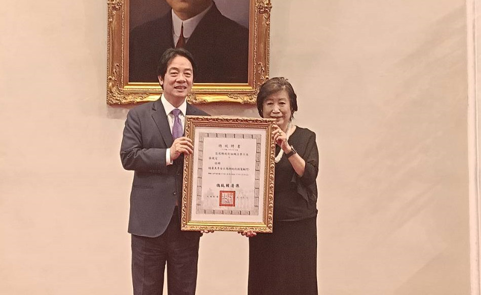 彭明敏文教基金會董事長楊黃美幸獲聘為國策顧問,由總統賴清德頒發聘書。(彭明敏文教基金會提供)