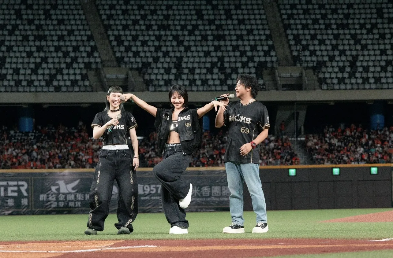 梁文音為台鋼雄鷹開球並獻唱 與星光班戰友合體 回首18年情誼秒泛淚