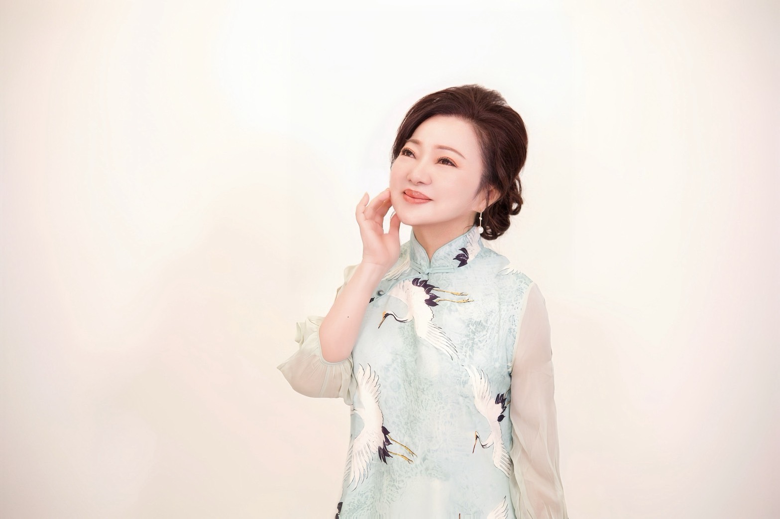 白冰冰推出新專輯《遠方的電話》,唱出女性在婚姻中的堅韌與委屈。(圖/長興影視提供)