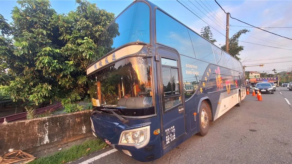 驚險！70歲司機突不適校車失控　高三生機警做1事救全車20多人