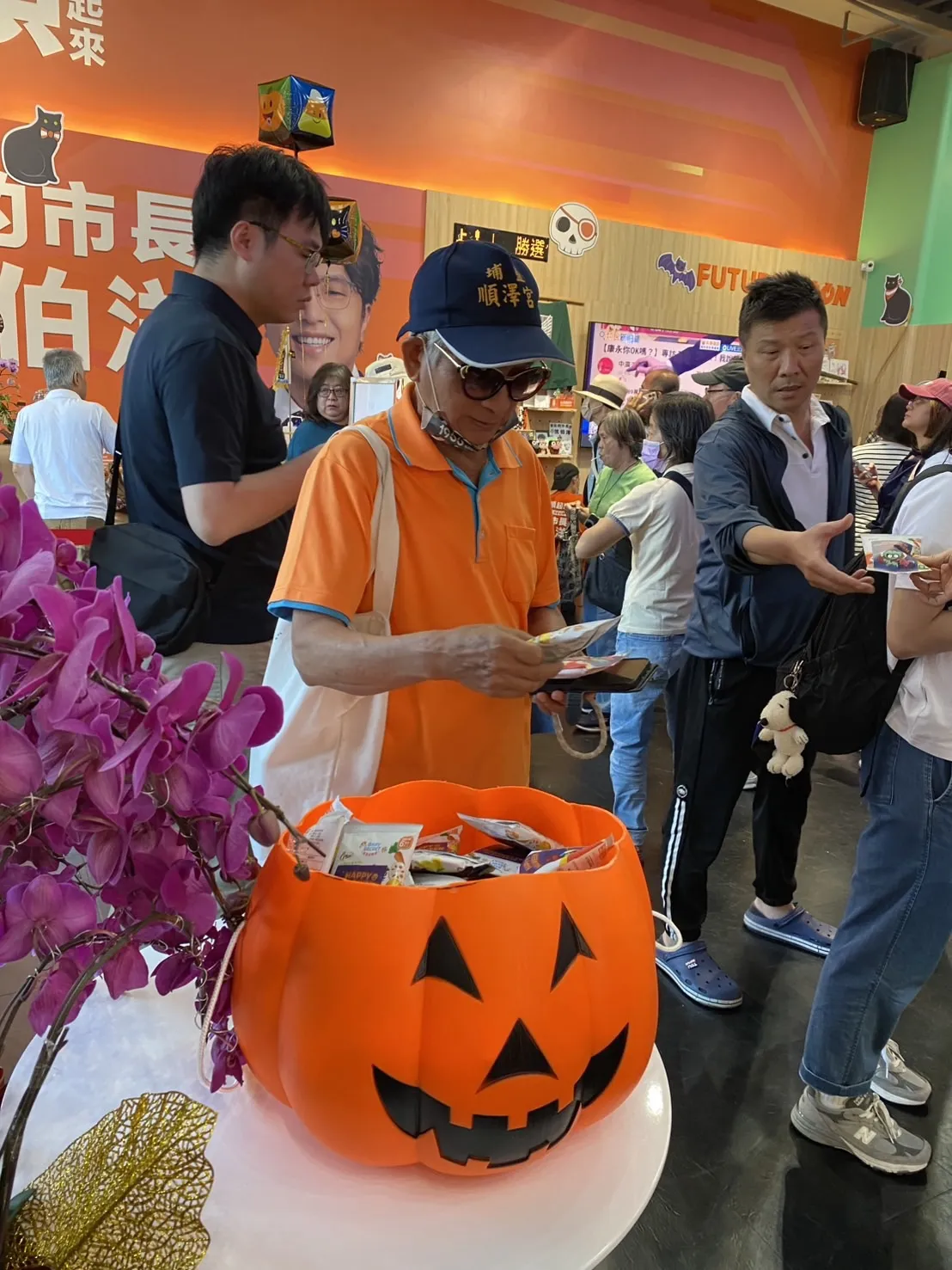 萬聖節不發糖果！沈伯洋團隊選用台灣有機米菓　連結食品安全、在地產業