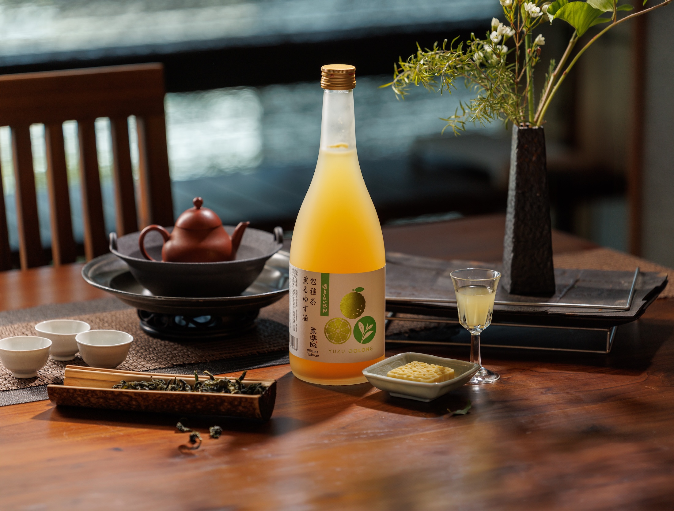 「本事選酒」攜手「乘興院」推出新品「蓬萊泉乘興院包種茶柚子酒」,將台灣包種茶與日本柚子酒結合,入口清新果香,尾韻浮現細緻花香與茶韻。(1,500元/瓶)(本事選酒提供)
