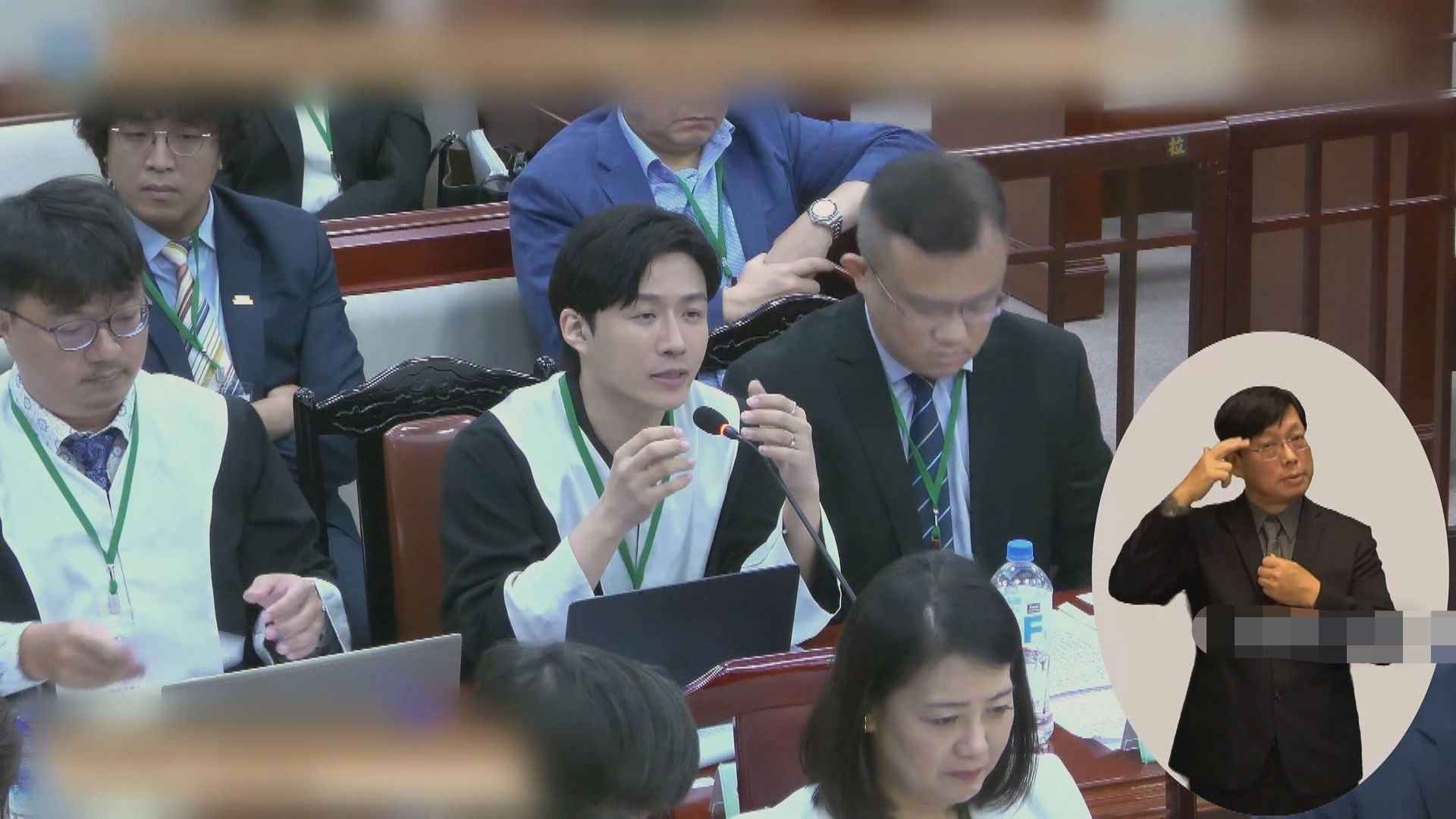 8月6日憲法法庭上,立法院代表律師以及府院監察院等訟訴代理人報酬曝光。(翻攝自司法院)