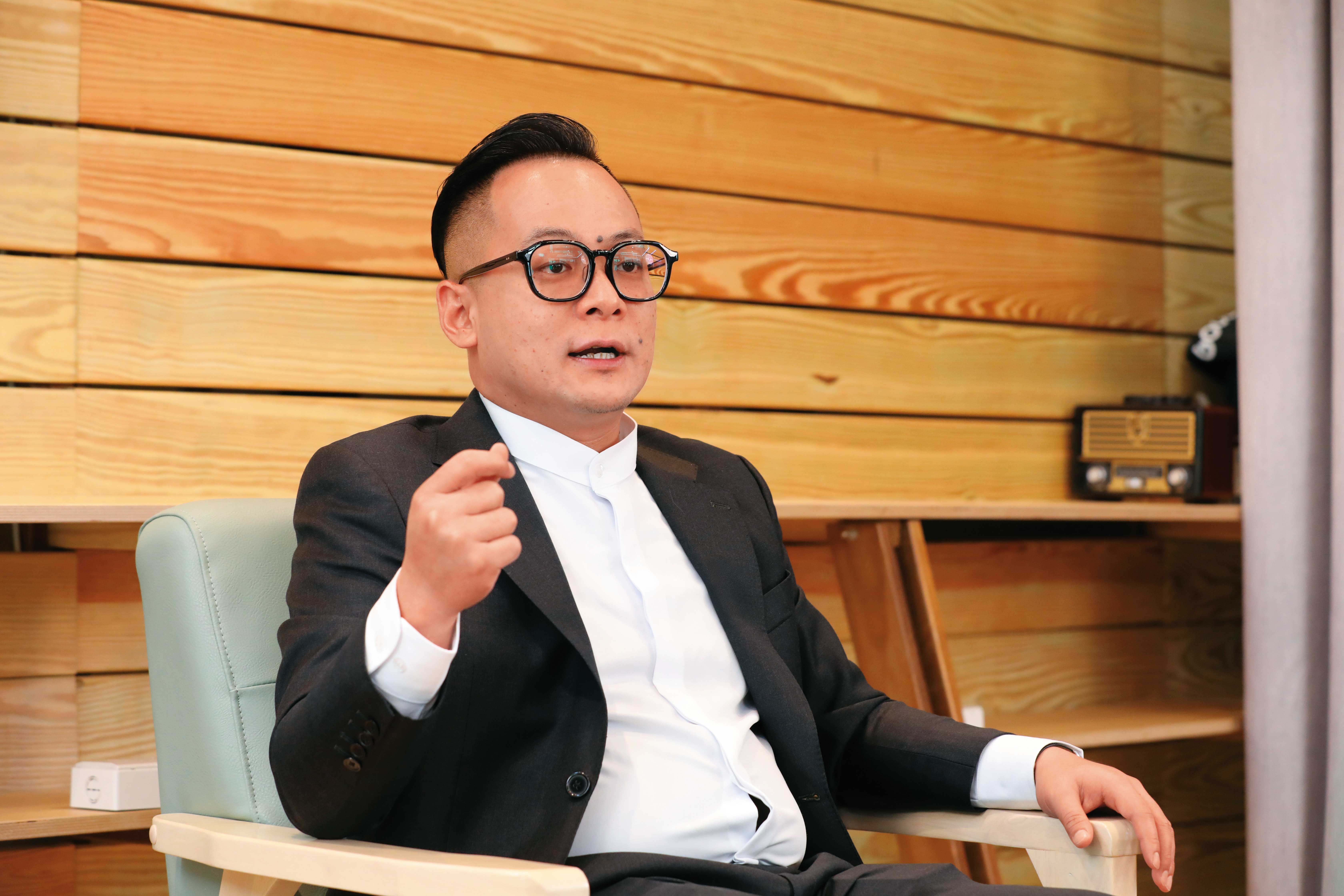 從家族事業接班人到基隆市議長,童子瑋的從政之路看似順遂,實則家人曾竭力反對。