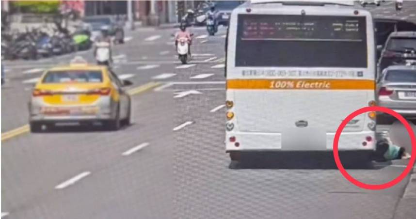 79歲張姓婦人上公車時,疑因司機未注意直接關門起步,導致雙腿遭車輪輾過,造成開放性骨折。(翻攝畫面)