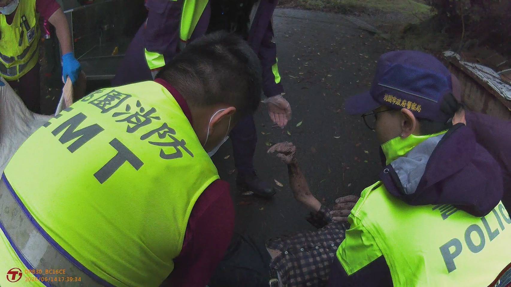警消合力將簡姓老翁抬上救護車後,送往醫院救治。(翻攝畫面)