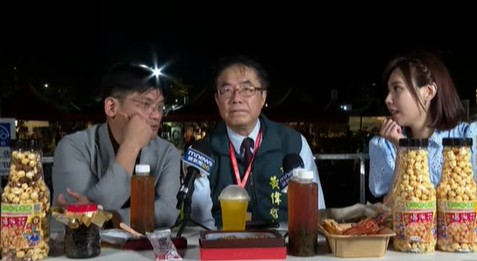 黃偉哲現身「鍘美藝術節」與民眾同樂。