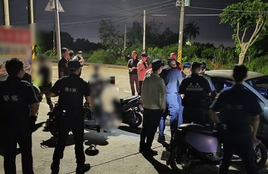 台南市安南區一名李姓無照保母因涉入1歲大男童死亡疑雲,其住處與身分遭網友肉搜曝光。由於男童初判死因涉及人為因素,且李姓保母態度冷漠,引發社會公憤,李姓保母住處甚至在深夜遭到民眾丟擲雞蛋與撒冥紙抗議。(翻攝畫面)