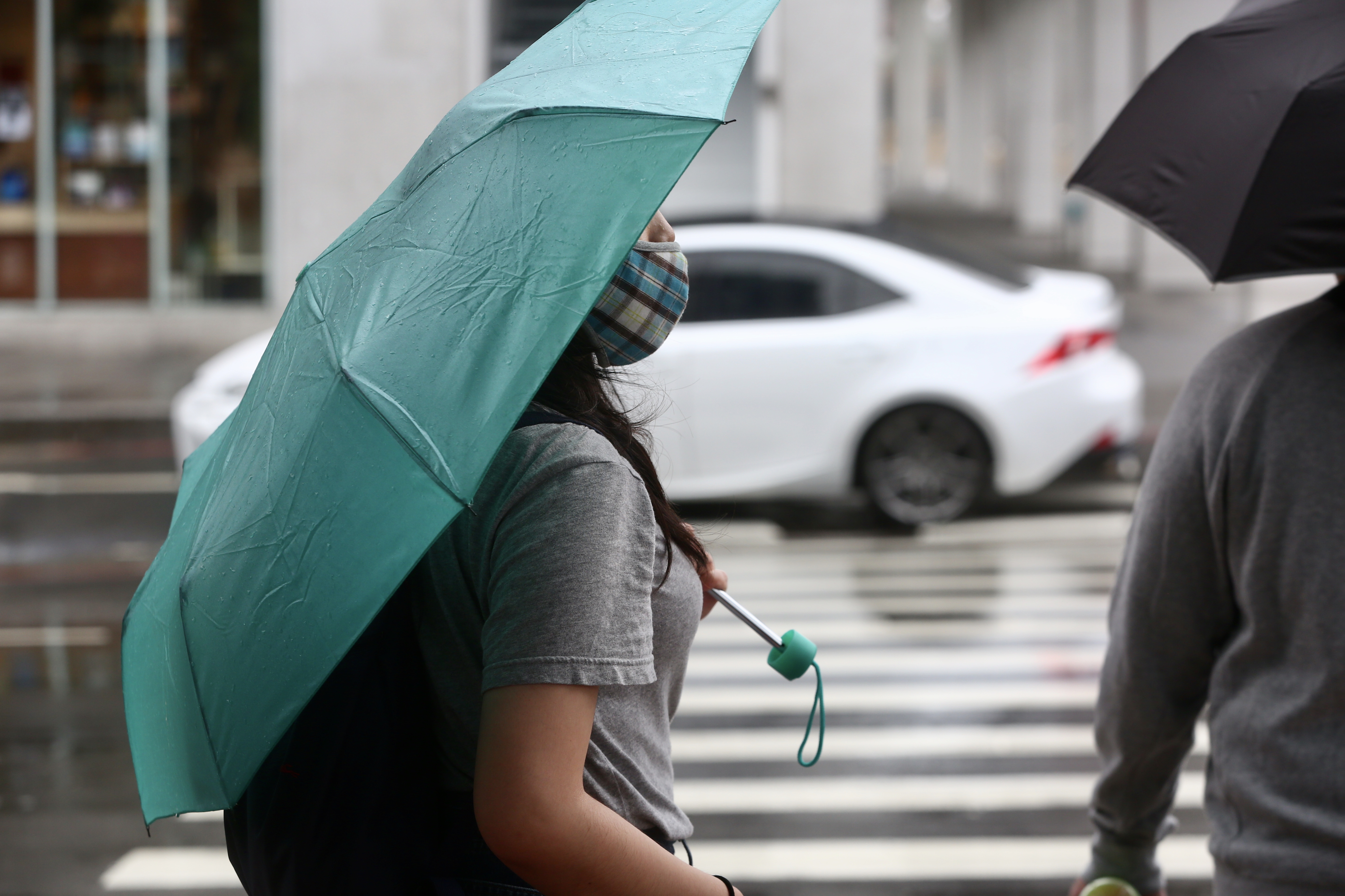 西南風影響,易有短延時強降雨,氣象署深夜對南高屏3縣市發布大雨特報。(本刊資料照)