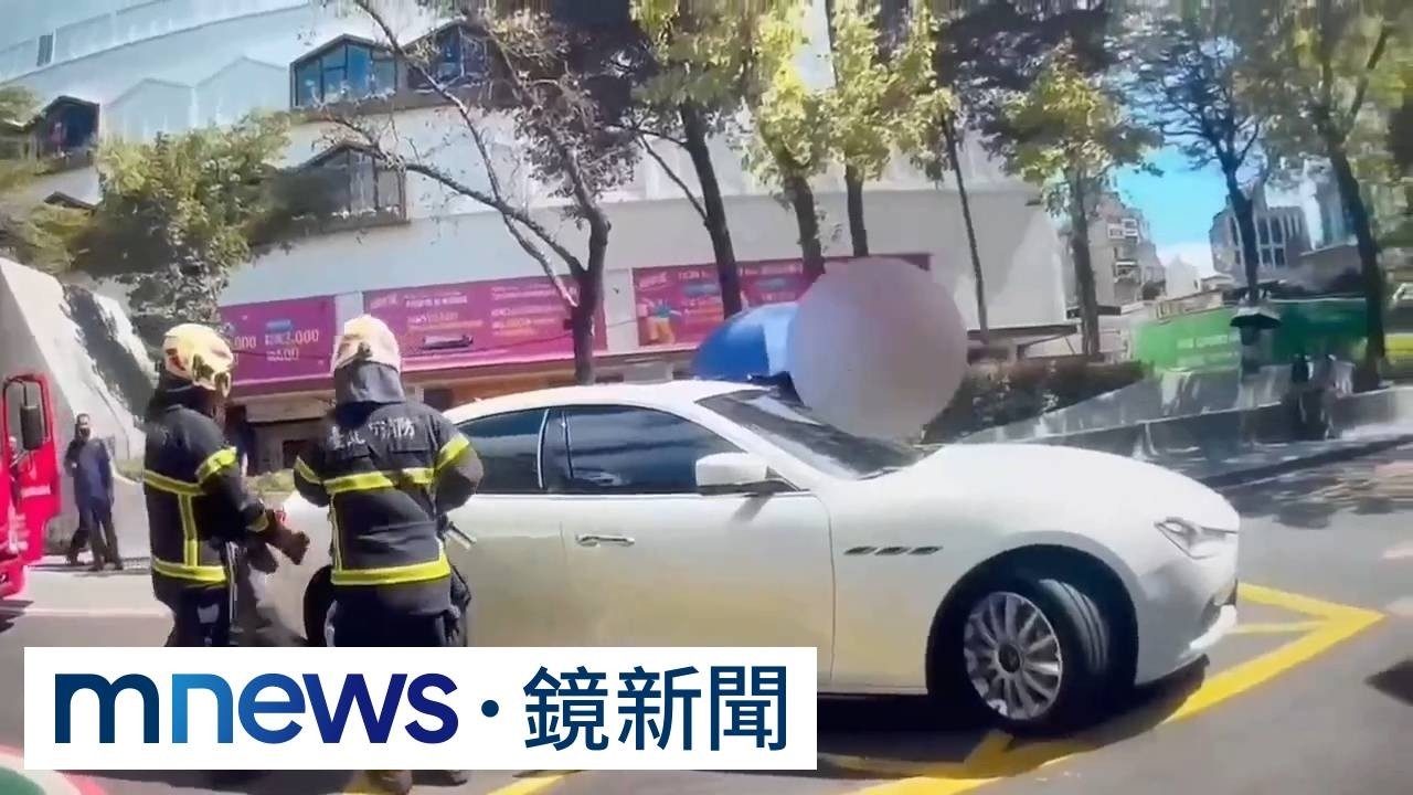 好心被狗鎖！女駕駛下車助輪椅婦　被狗鎖在車外