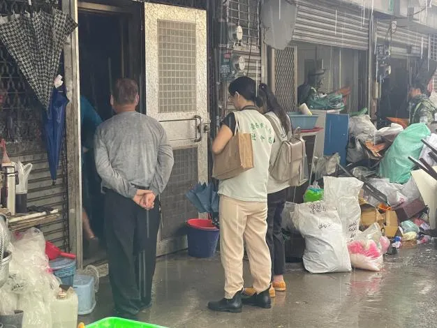 台南爆炸波及11戶房屋受損嚴重　近20名社工雨中關懷受災民眾
