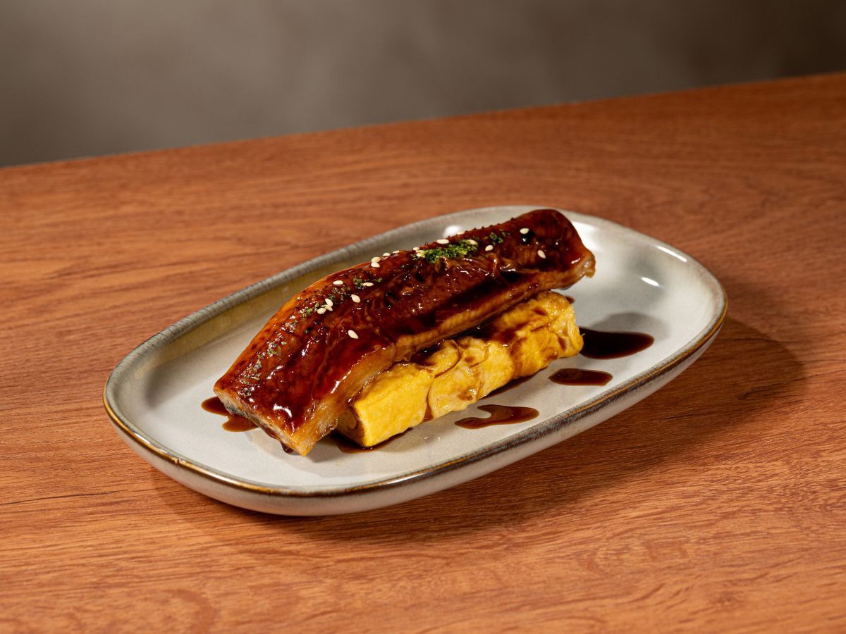「就饗鐵板燒」特色單點「鰻鰻厚蛋燒」只要158元,份量十足。(王品集團提供)