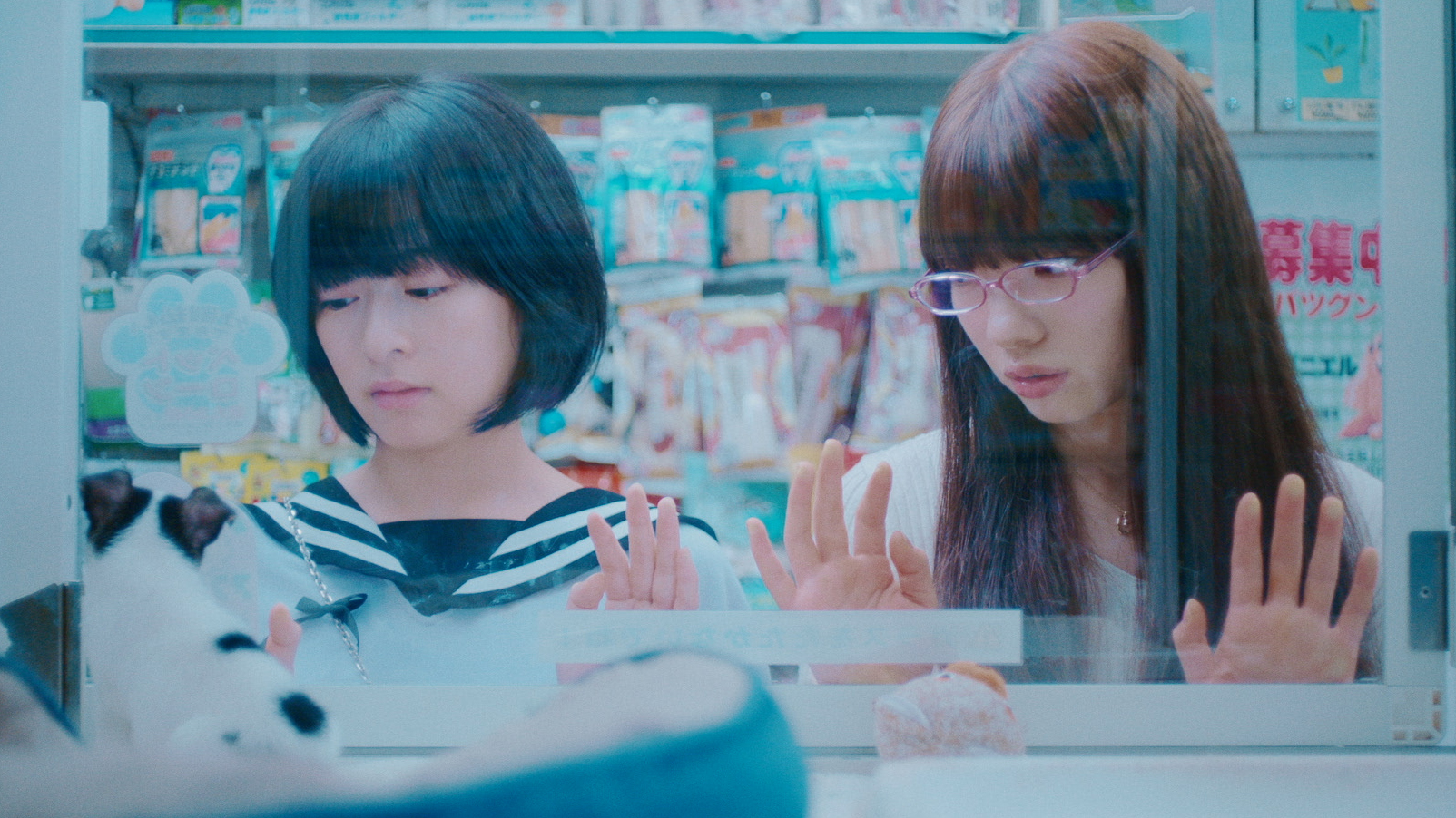 森七菜(左)在《炎上》飾演逃家少女,從她的視角呈現一群青少年無處可去的生命困境。(光年映畫提供)