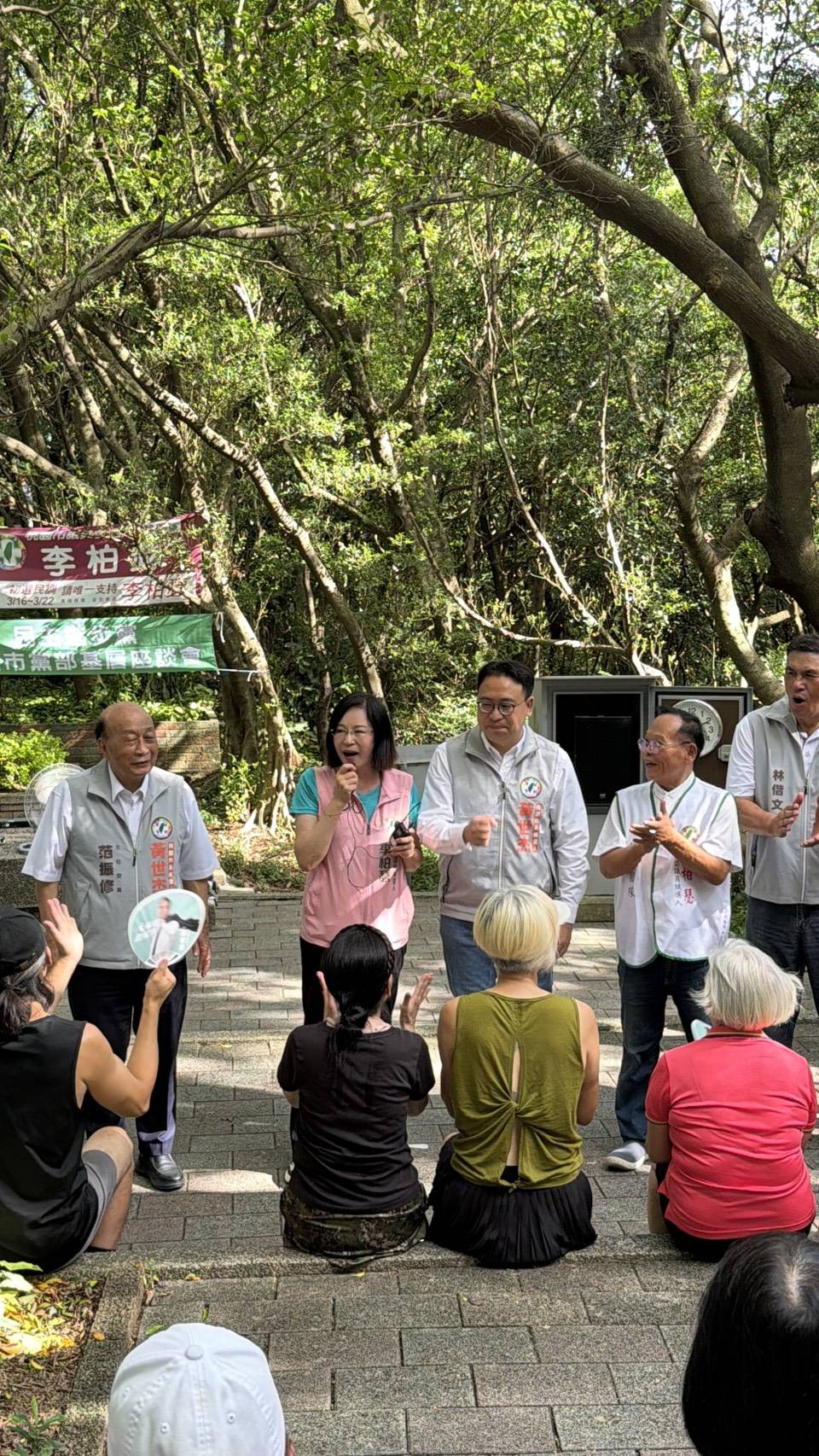 綠營桃園市議員參選人李柏瑟與桃園市長參選人黃世杰前往虎頭山,與鄉親進行座談。(李柏瑟團隊提供)