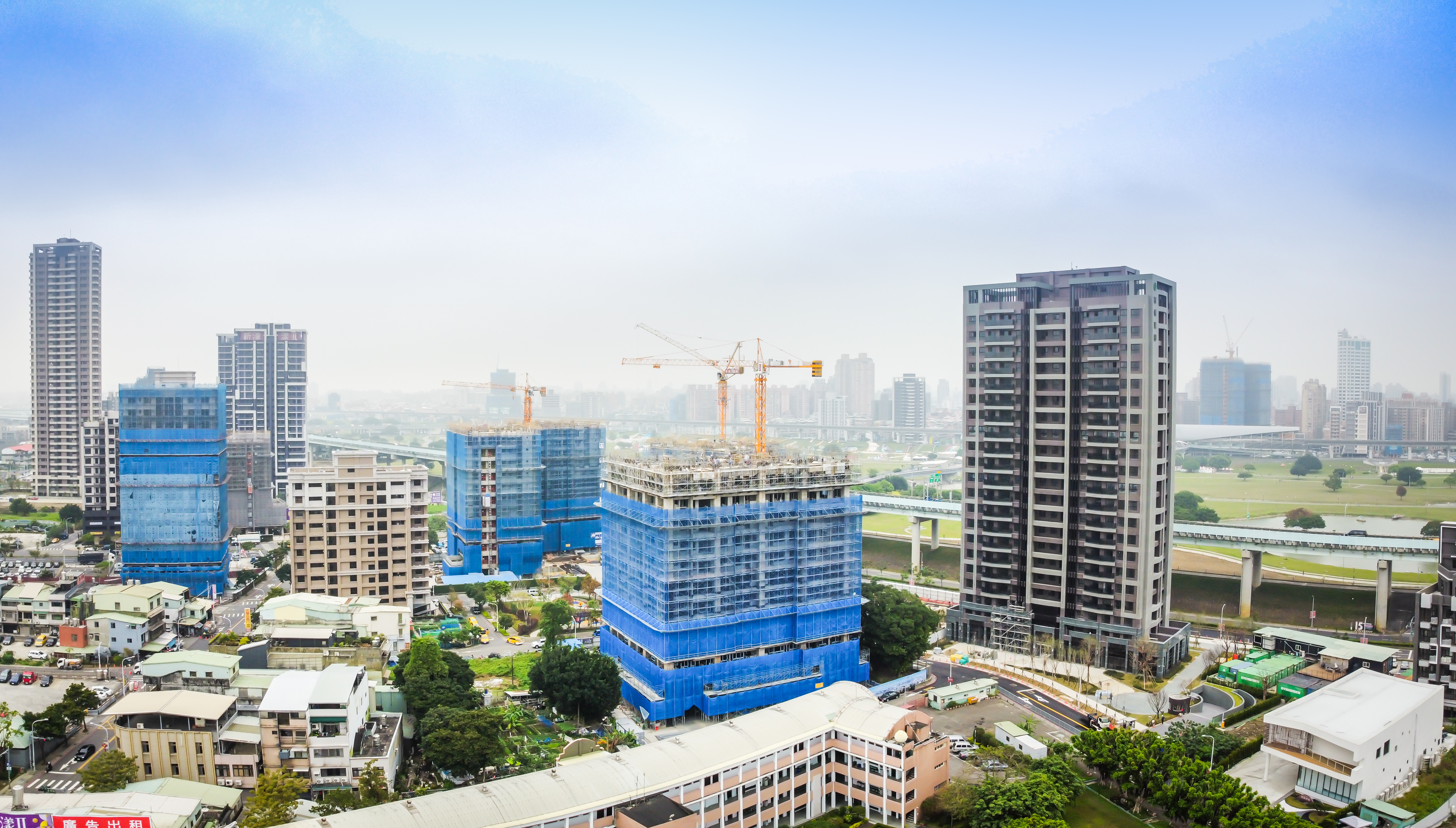 台股衝破4萬點掀起全民投資熱潮,但房市在限貸與打炒房政策夾擊下買氣急凍。