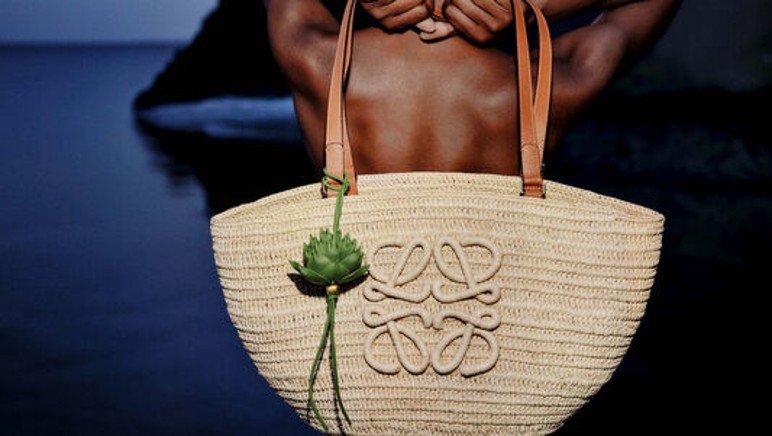 LOEWE推出一系列夏日編織包款,勾勒自然且輕盈的夏日風格。(LOEWE提供)