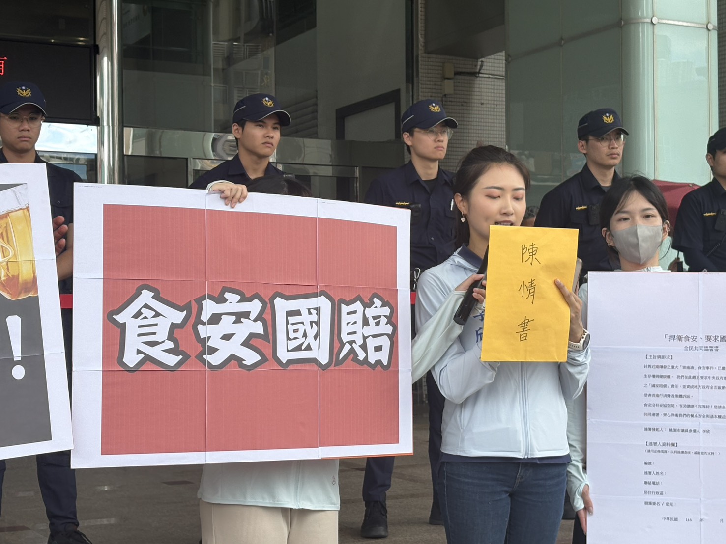 質疑政府對毒油流向與查緝交代不清,李欣偕同律師陳麗玲前往桃園市政府遞交陳情書。(李欣提供)