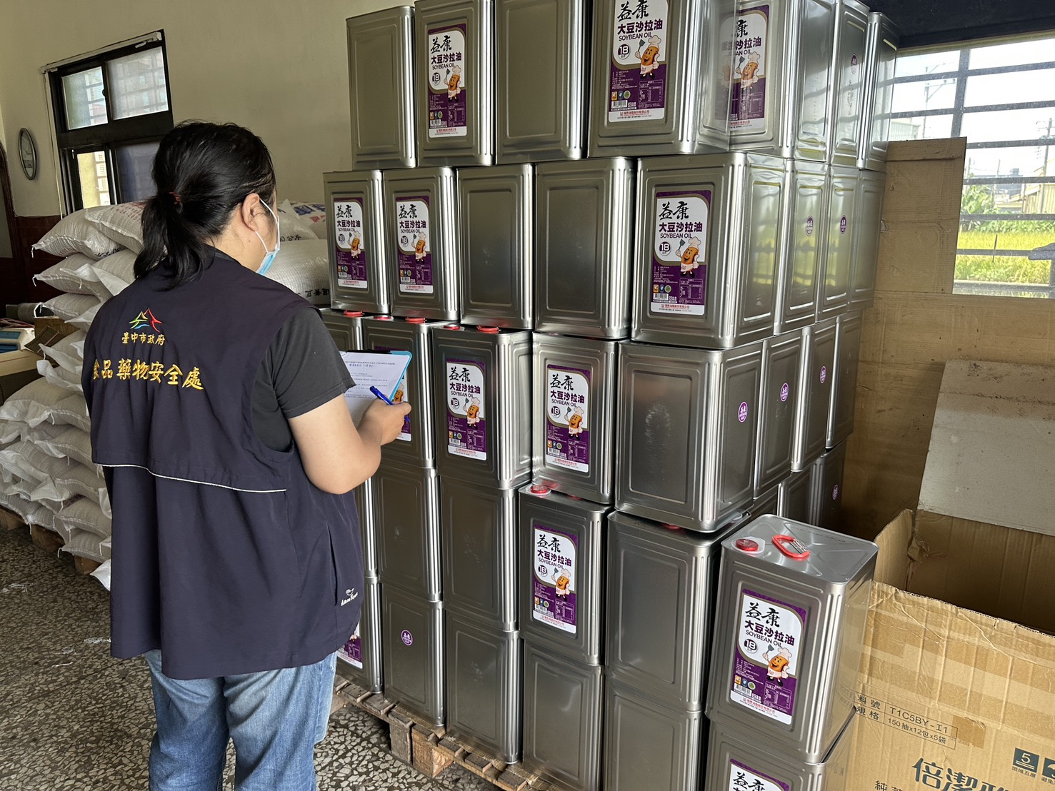 台中食安處持續追查中聯問題油品。(台中市食安處提供)