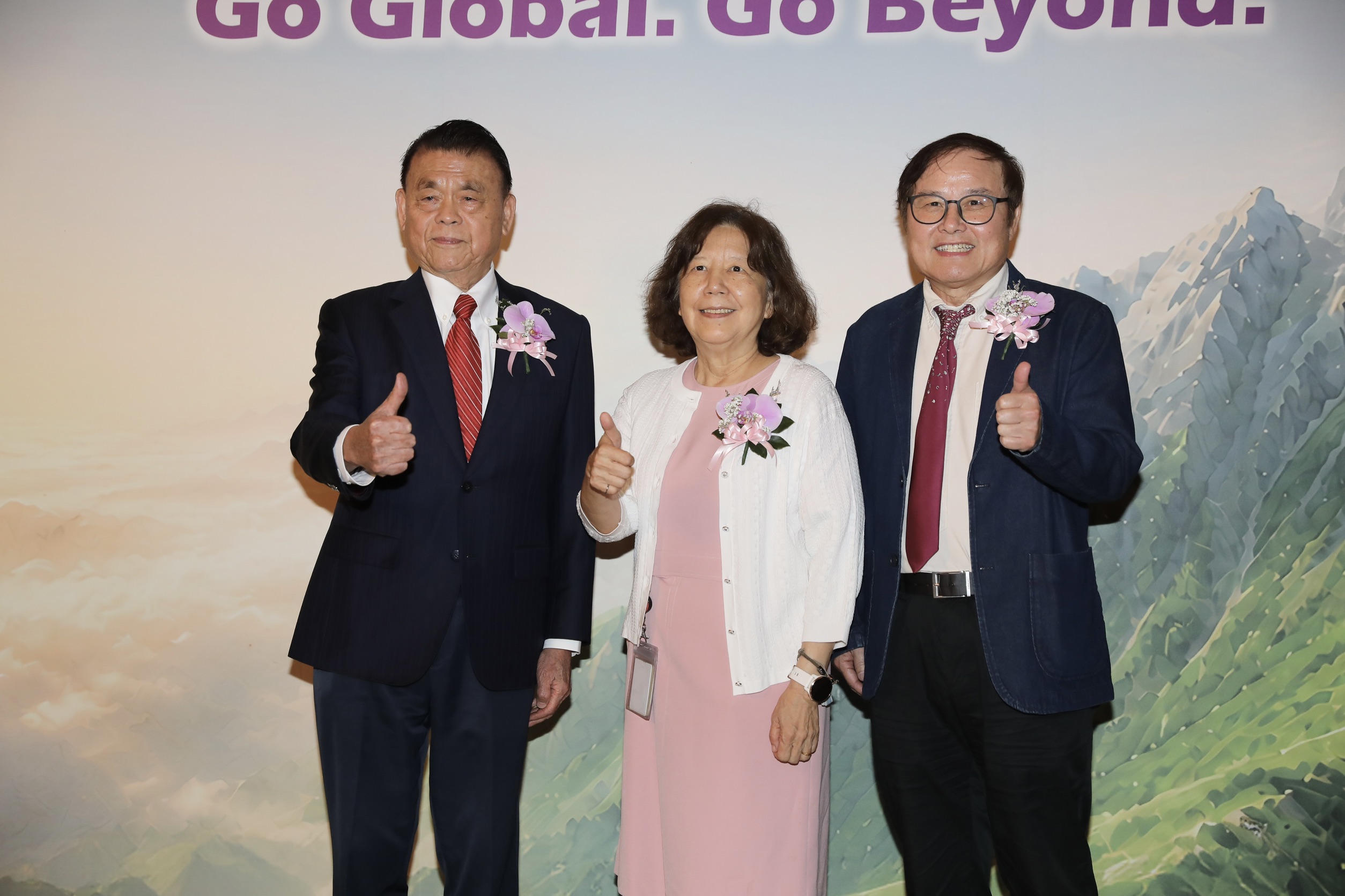 藥華藥今(18)日舉行感恩午宴,董事長詹青柳(右2)、執行長林國鐘(左1)和總經理黃正谷(右1)出席。