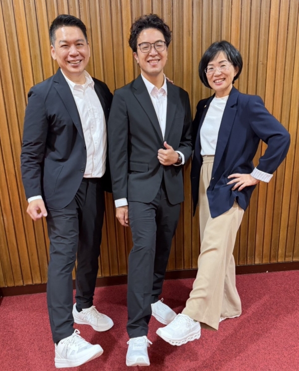 新會期開議日,李柏毅贈沈伯洋、蘇巧慧新鞋。翻攝李柏毅IG