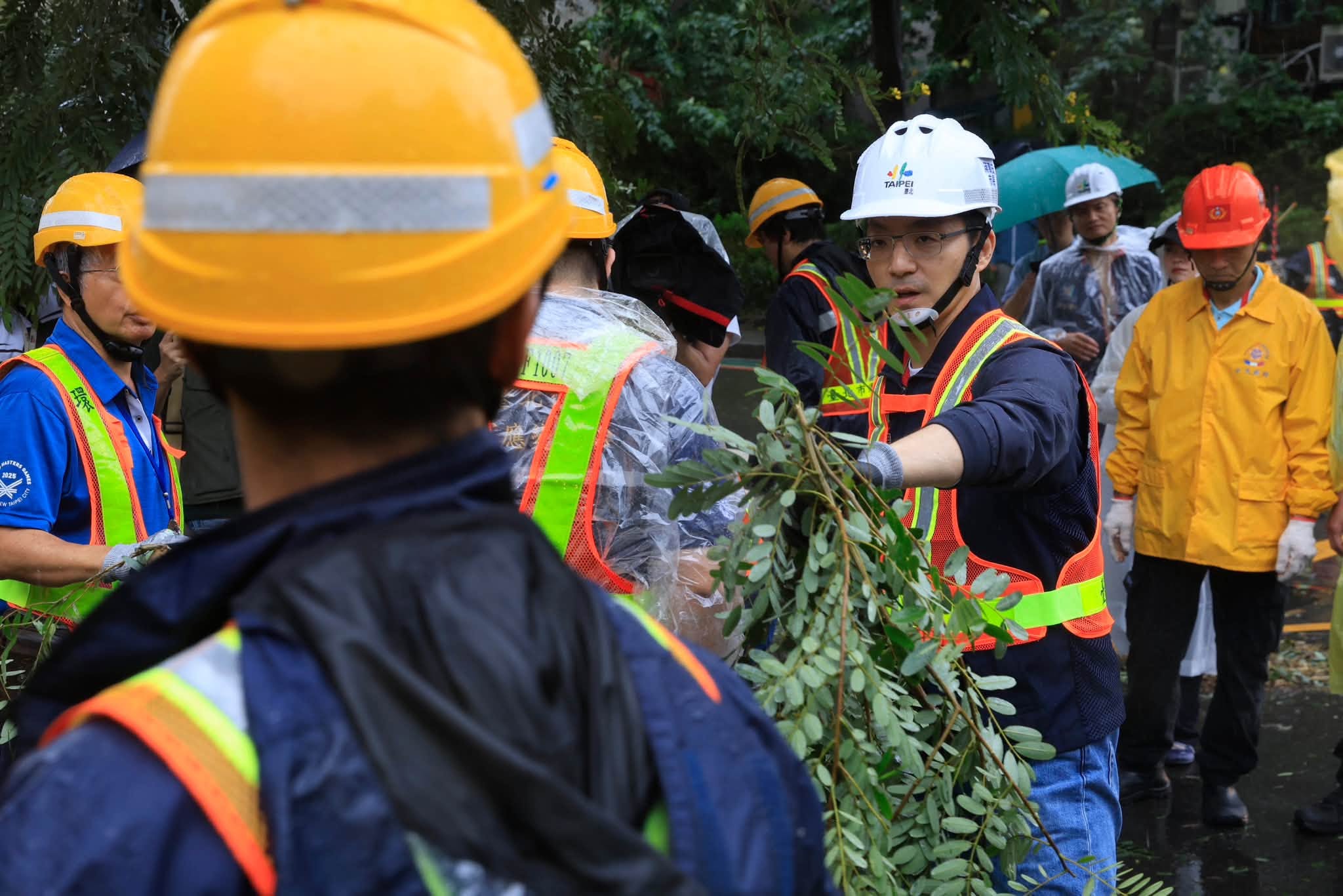 蔣萬安今天到災區勘災時撿樹枝,被網友們揶揄是作秀、擺拍。(翻攝自蔣萬安臉書)