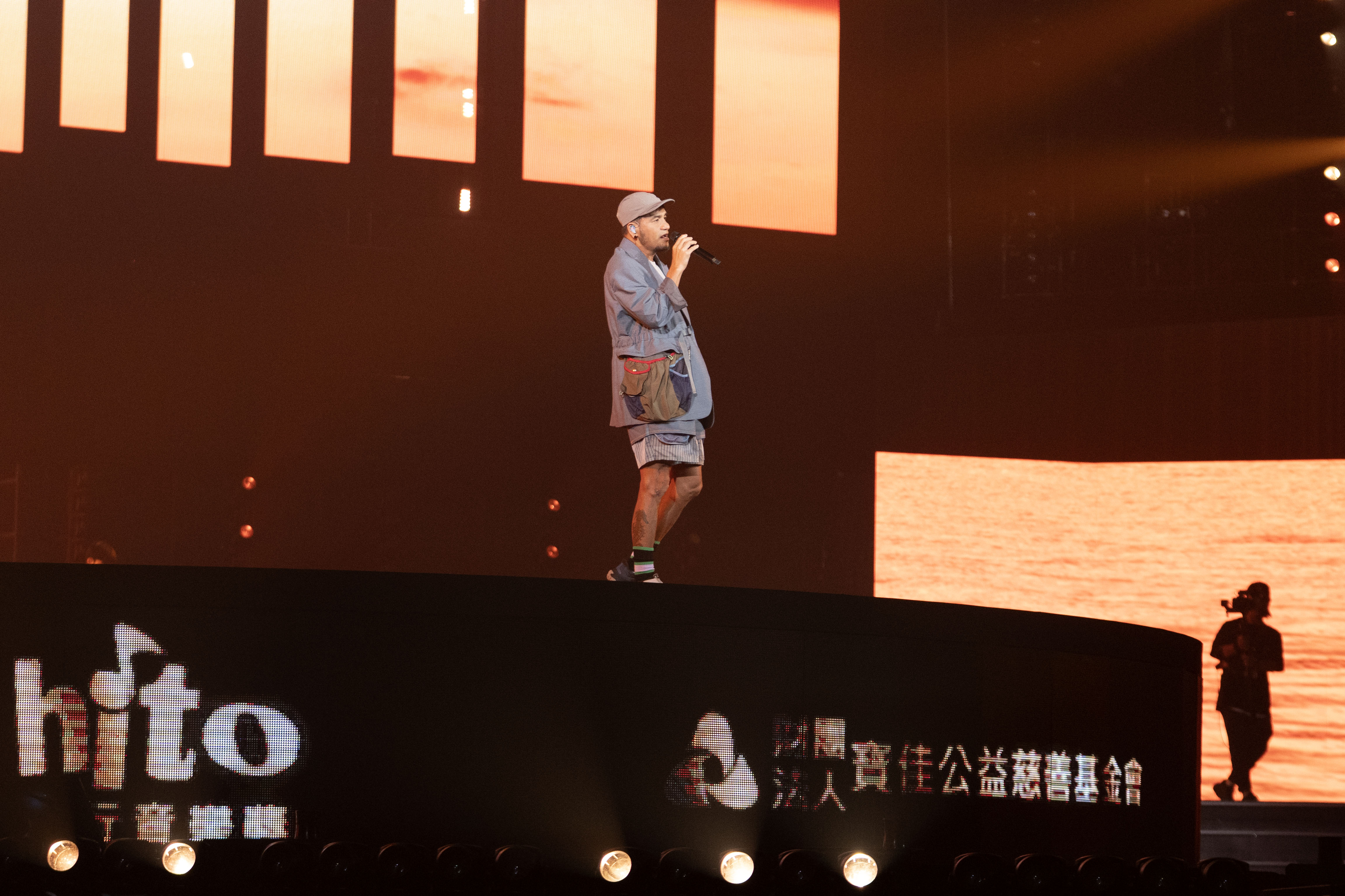 張震嶽在2026 hito流行音樂獎頒獎典禮上演唱。(圖/Hit Fm提供)