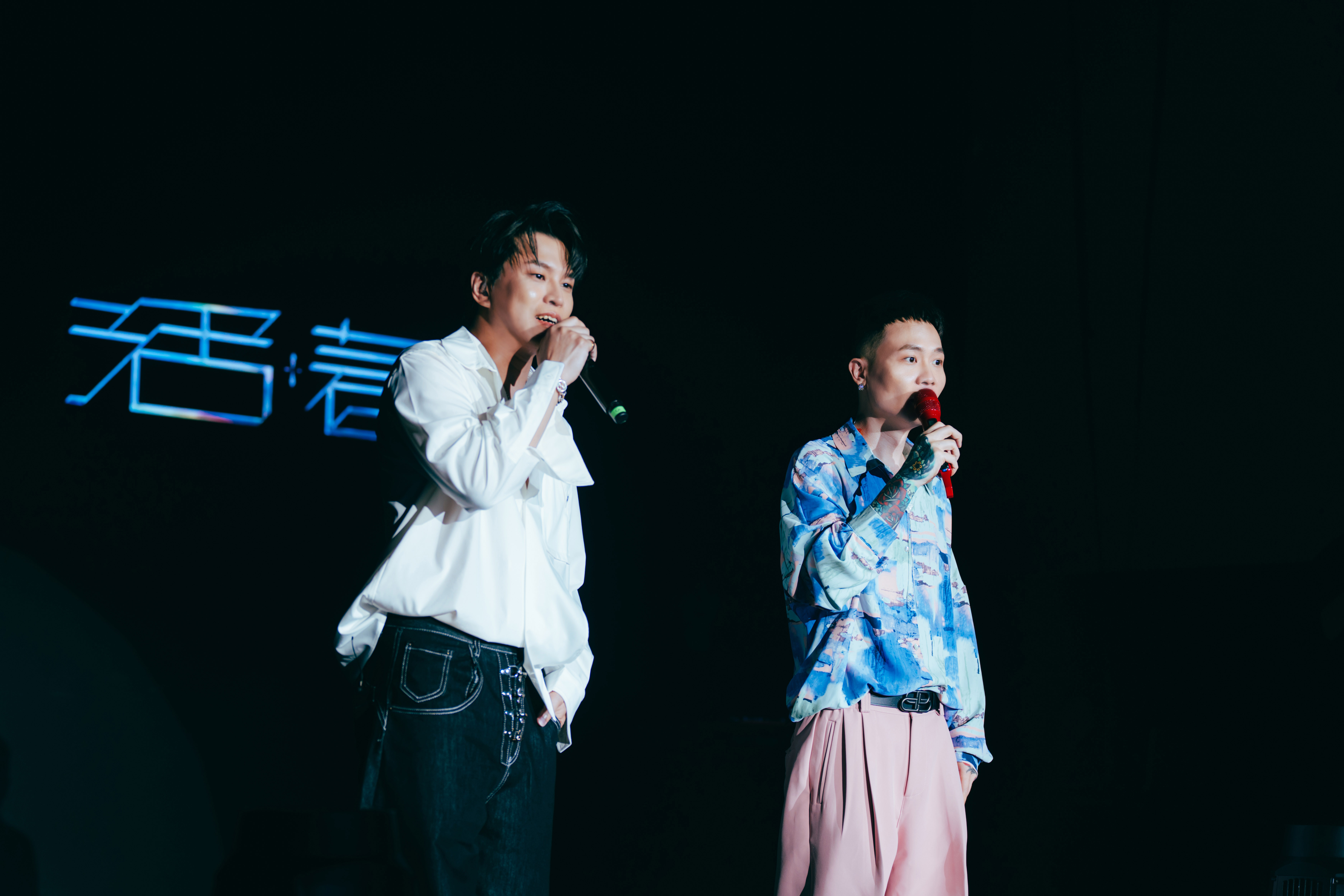 阿弟蕭景鴻在香港為蕭秉治站台。(相信音樂提供)