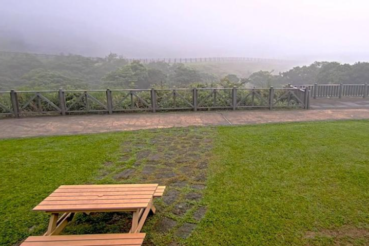 陽明山國家公園擎天崗的鏡頭君因直擊有情侶在凌晨打野砲,無碼畫面透過YouTube全程直播,讓擎天崗成為網路熱門話題與景點,吸引不少人朝聖。(翻攝自YouTube@陽明山國家公園管理處INFO)