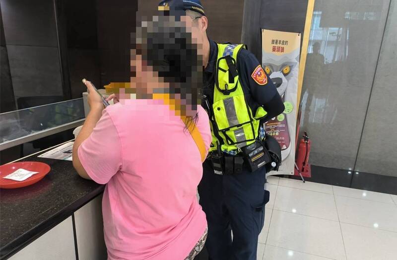 一名邱姓婦人見台股熱潮,誤信假冒投顧老師話術,前往銀行想提領200萬元投資,所幸警銀聯手成功攔阻。(翻攝畫面)