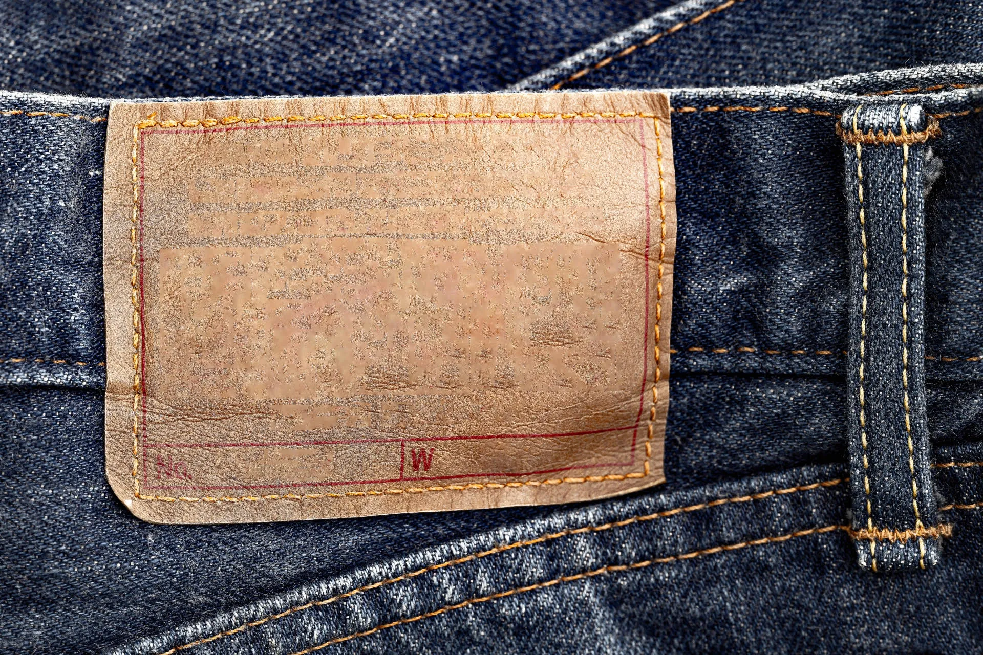 不只放Logo！牛仔褲腰「皮牌」還有1功用　揭Levi's雙馬皮牌百年真相