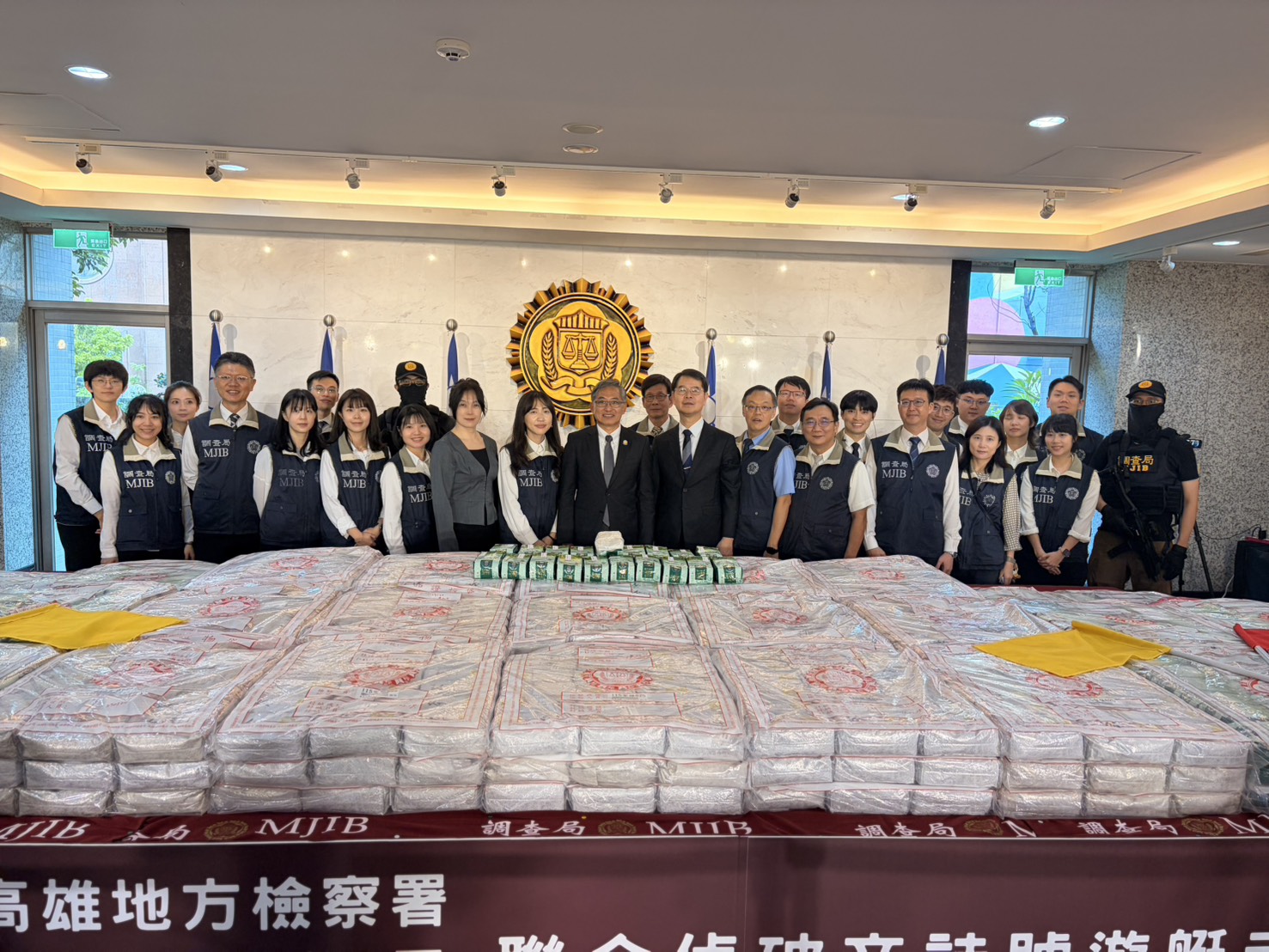 調查局南機站破獲走私1500公斤鉅量毒品愷他命,市價45億元,創下緝毒史新高紀錄,行政院長卓榮泰也前往慰勉辦案人員辛勞。讀者提供