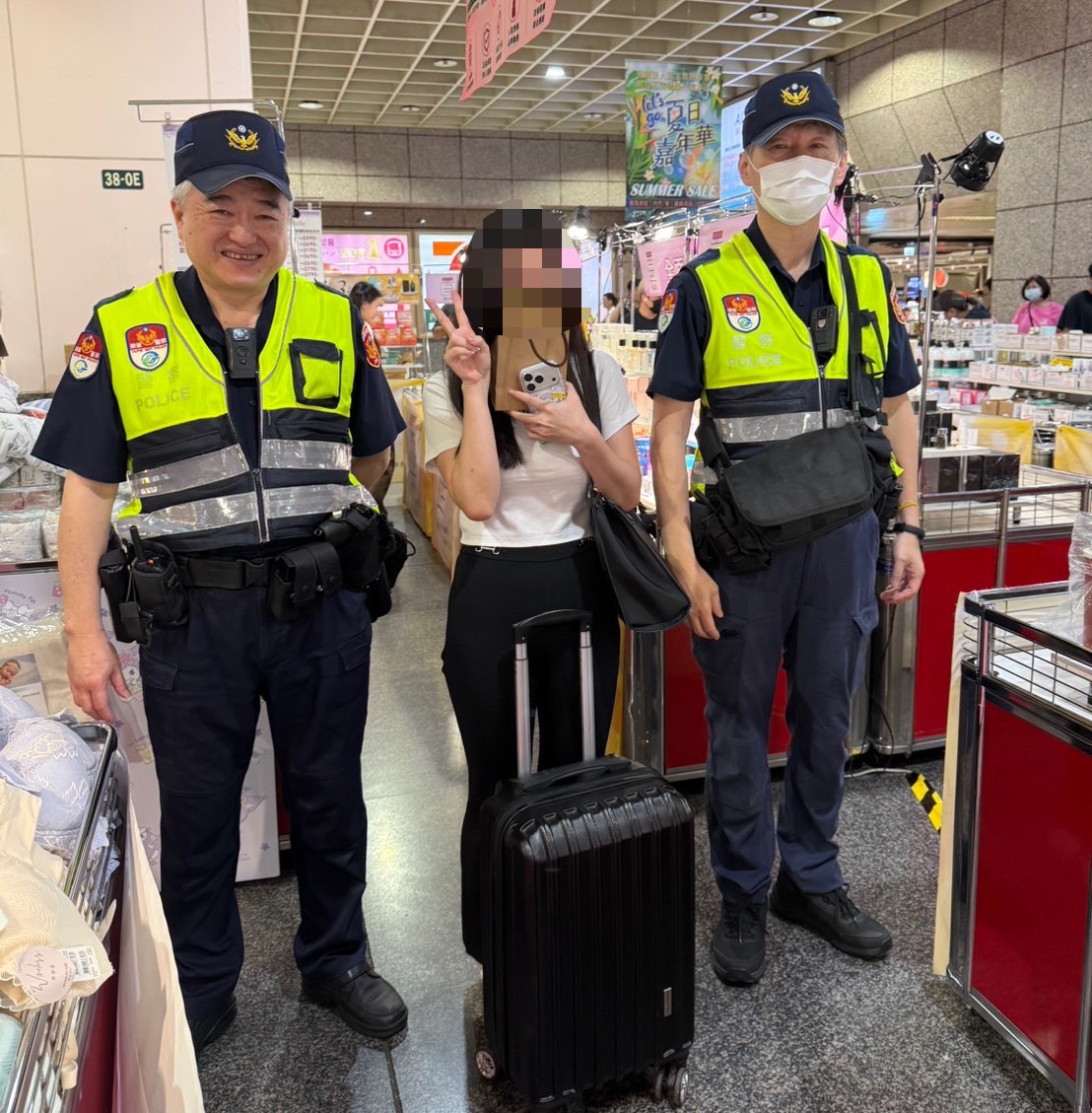 警方回溯女子行經路線,順利於板橋站尋回行李箱。警方提供