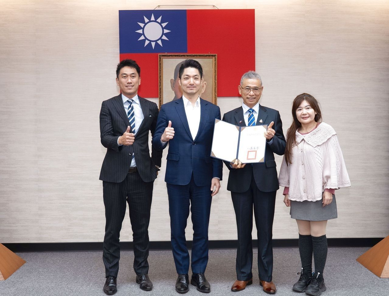 和安保代產學合作案獲得發明展雙獎,淡江大學教授汪琪玲(右起)、和安保代董事長白錫潭、臺北市長蔣萬安與和泰產險處長唐偉豪合影。 協會/提供