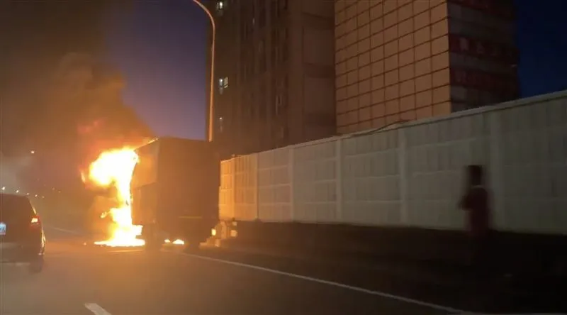北市市民大道高架橋火燒車　下班車潮塞爆！單向全面管制