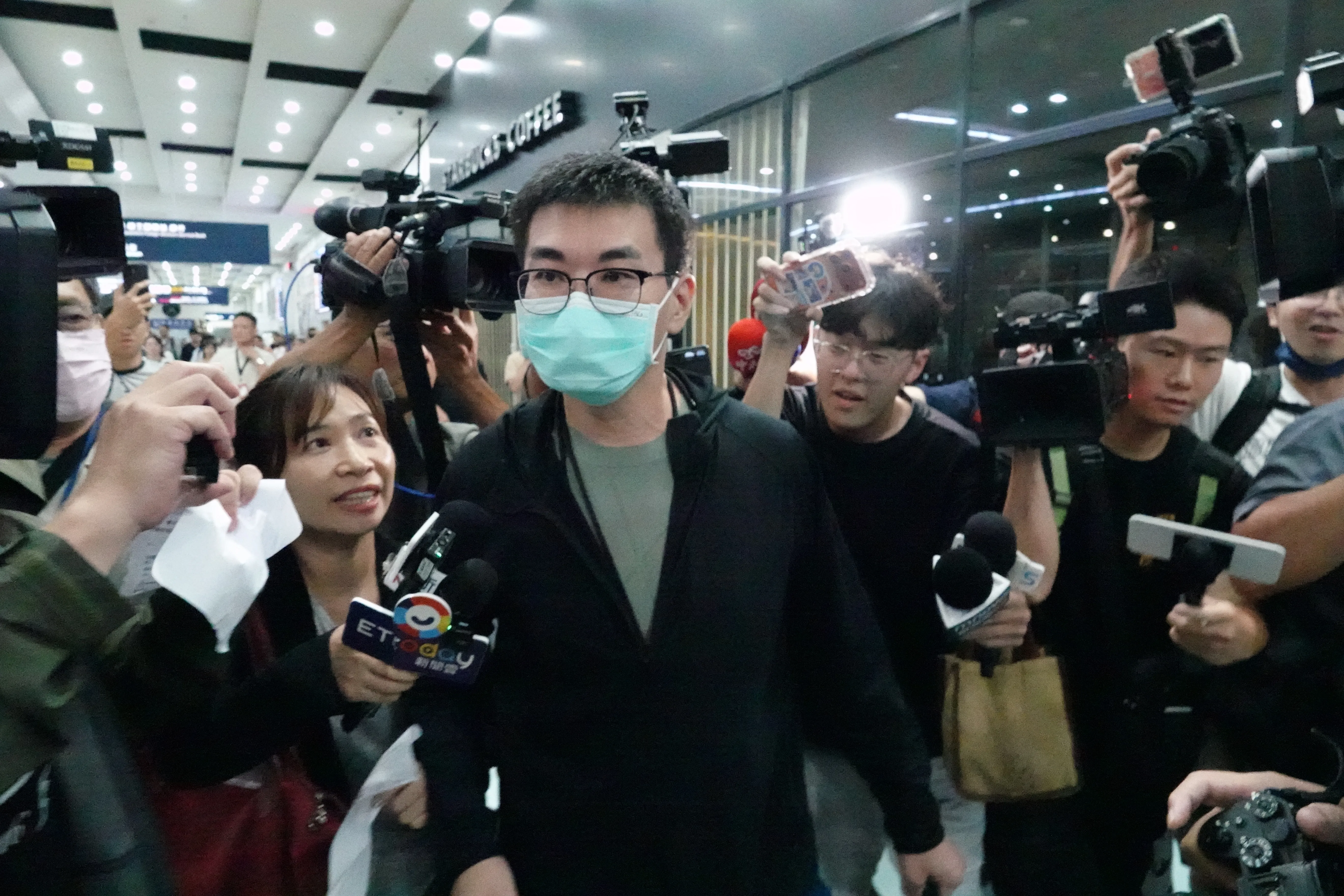 趙建銘薄情揭密／許芊芊爆已婚「整天要趙建銘送包、iPhone」　扁金孫私訊阿嬤對話曝光：在美生活費比她薪水低
