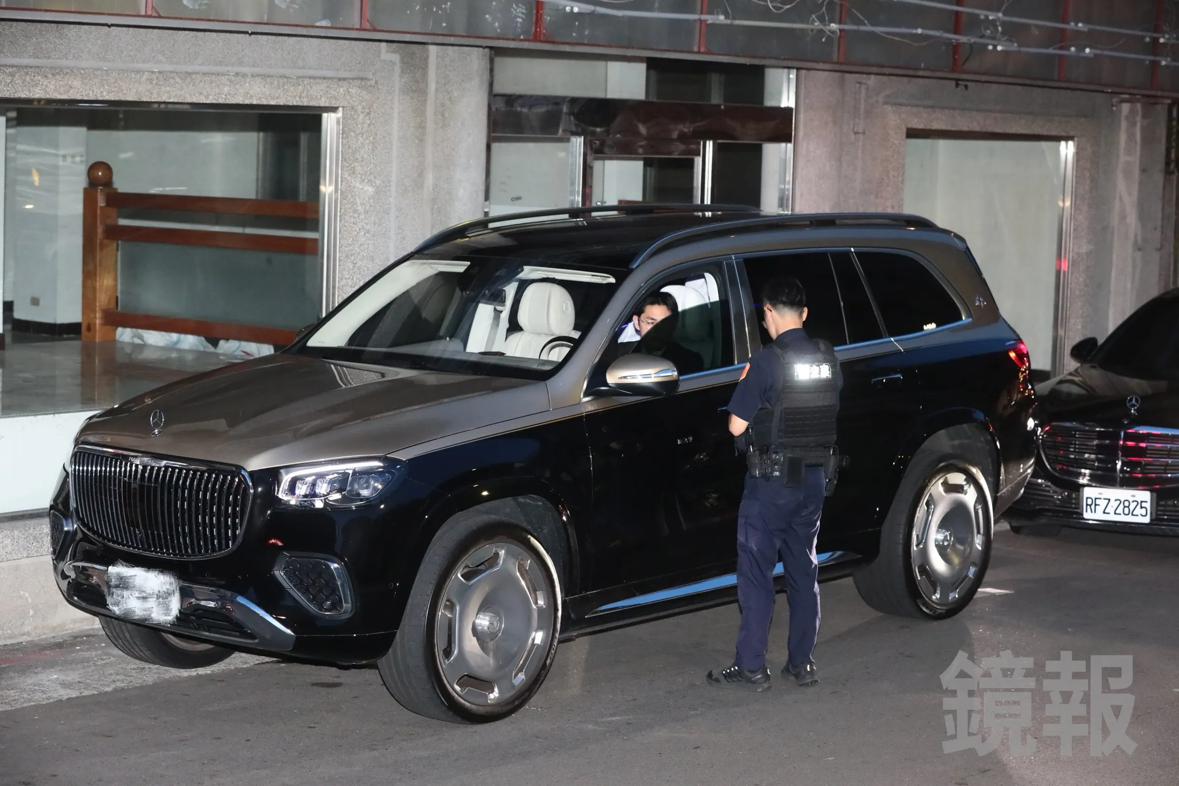黃仁勳搭乘的千萬級邁巴赫休旅車,26日晚間卻因為違停在紅線上遭民眾檢舉,被警方到場開單。(鏡報林煒凱)