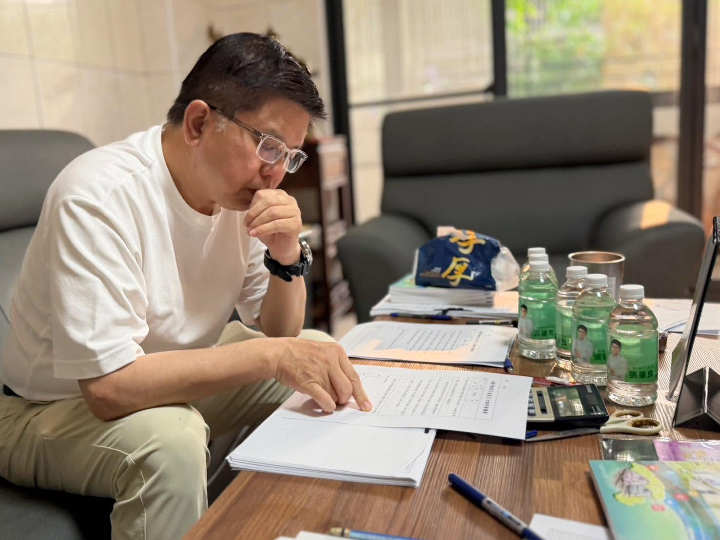桃園地院今召開聲押庭,法官認為張肇良犯罪嫌疑重大,有施壓、勾串證人及逃亡之虞,裁定羈押禁見。(翻攝自張肇良臉書)