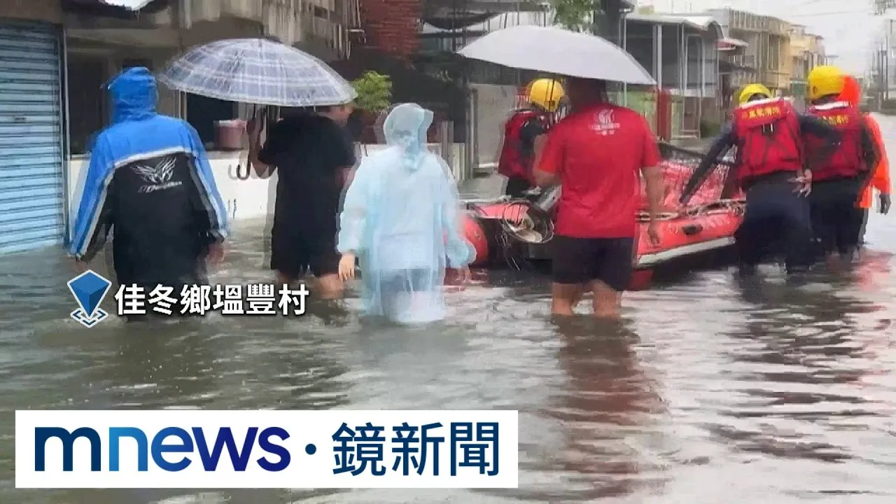 超大豪雨襲佳冬道路變小河　出動橡皮艇送物資