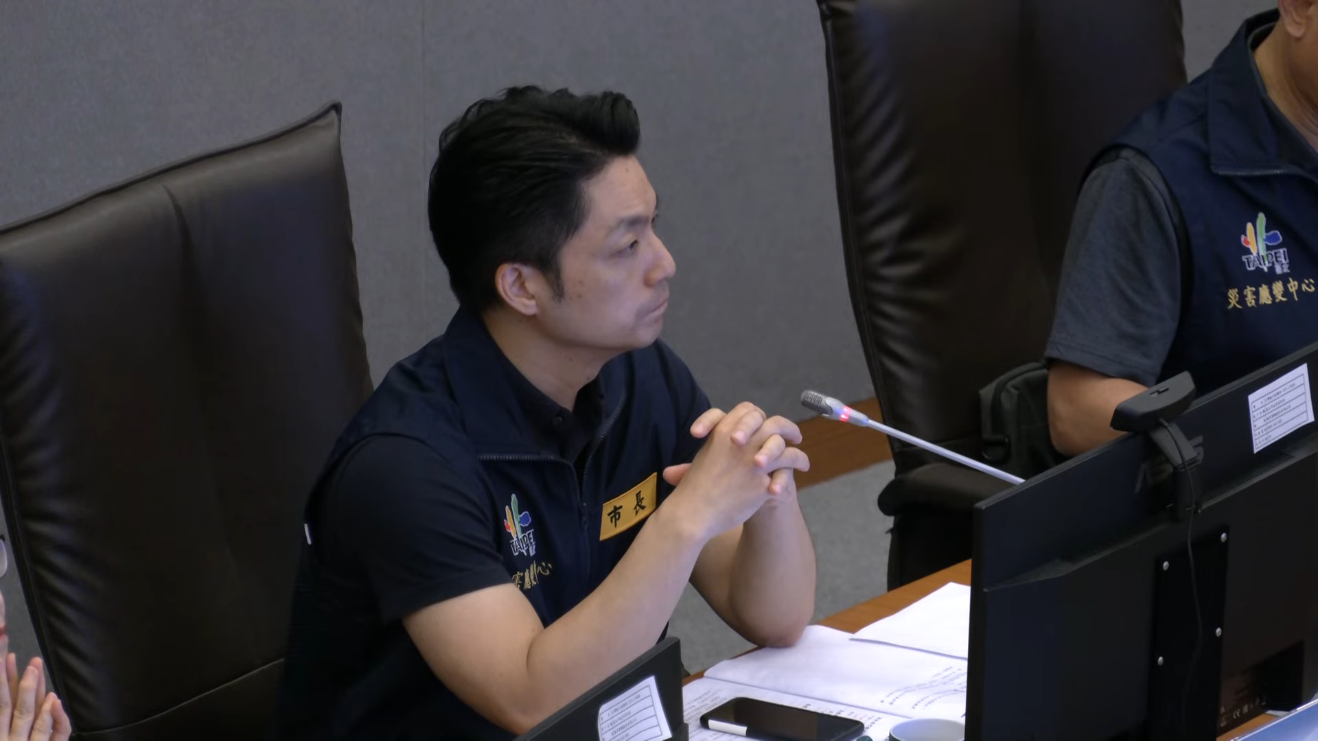 台北市長蔣萬安上午主持巴威颱風第4次防救災工作會報。氣象團隊示警,隨著風向轉為西北風,台北市今日上午9點至下午5點將迎來最強風雨,呼籲民眾嚴防10級以上強陣風與豪大雨。(鏡電視提供)