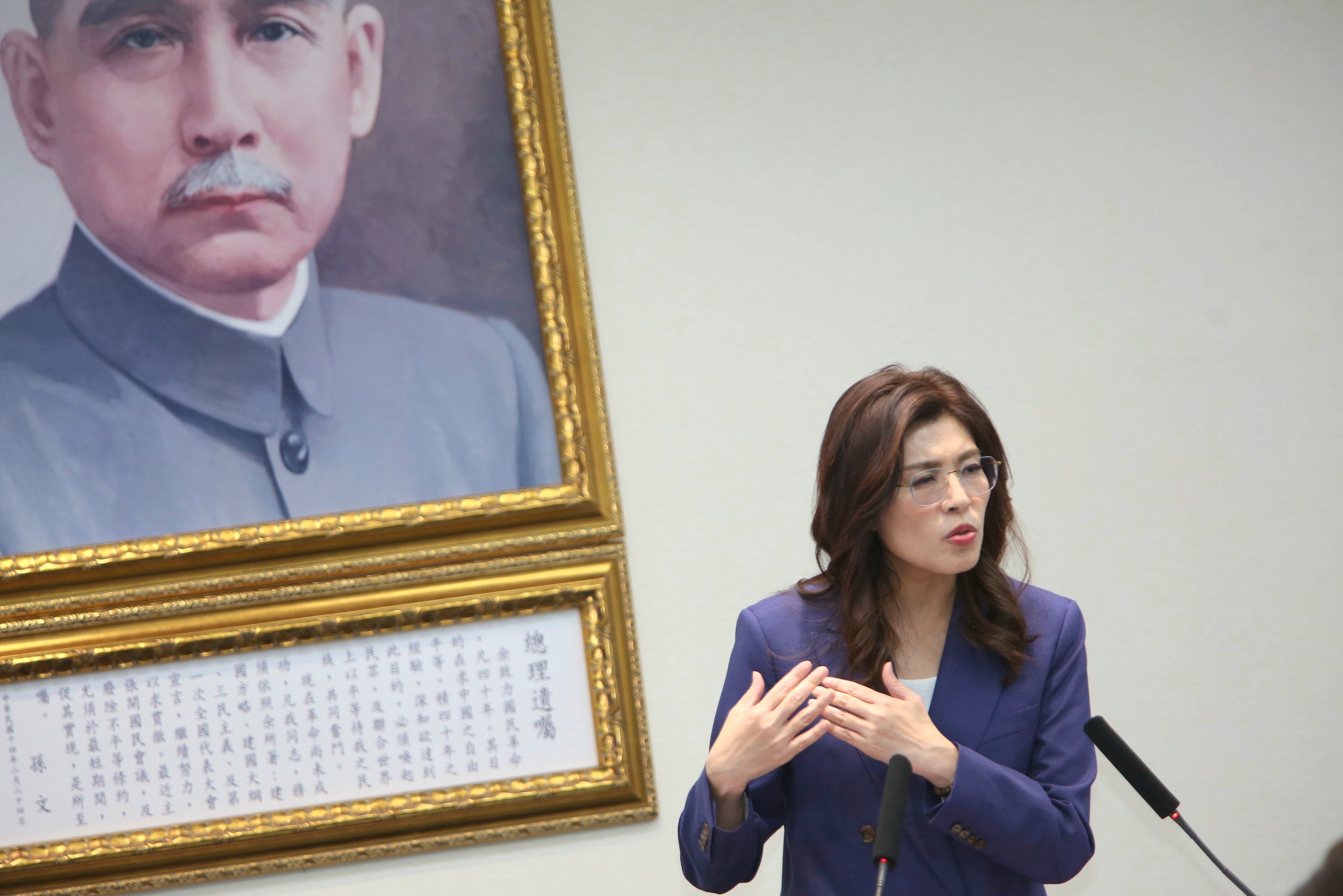 鄭麗文將訪美行程安排不順利,牽拖僑委會、民進黨,但遭打臉「自己的行程自己安排」。(鏡報姜永年)