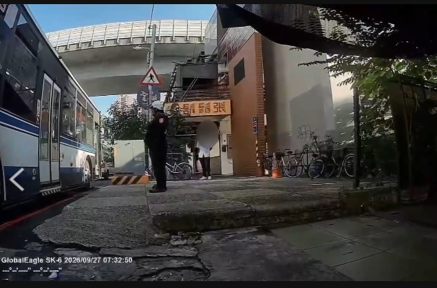1名6旬高姓男子24日晚間搭上公車,疑因身體不適猝死,但末班車駕駛返站時未依規定巡視清車,高男陳屍車上3天才被發現。(翻攝畫面)