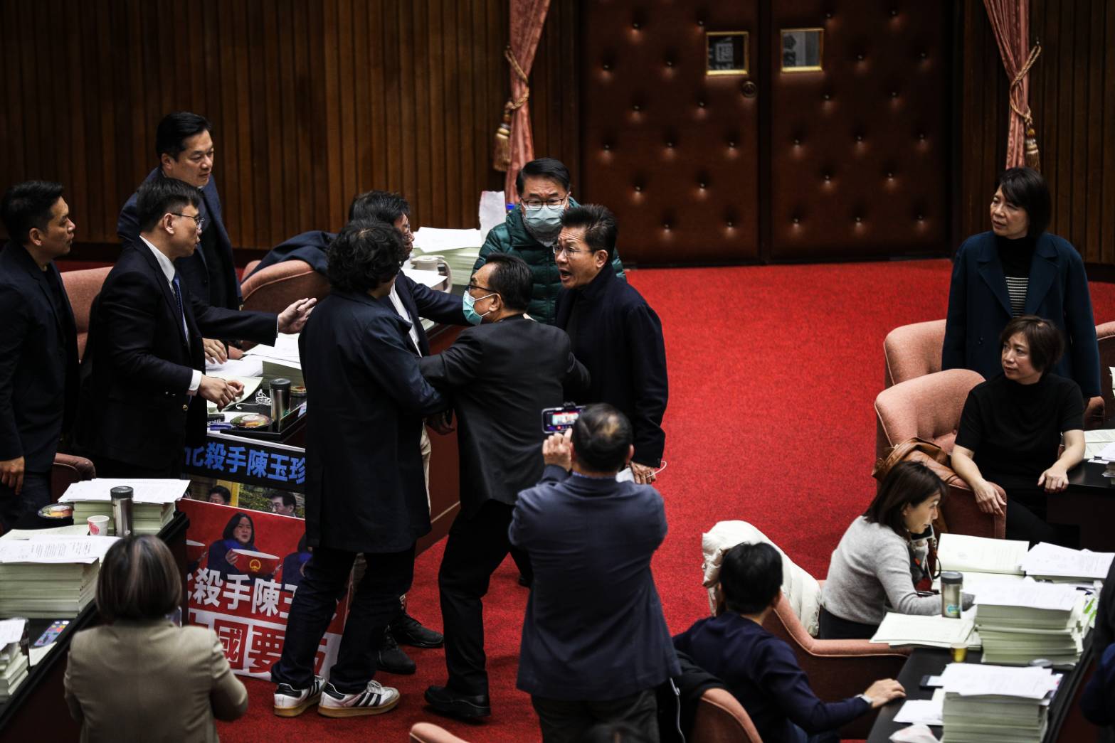 民進黨立委吳沛憶日前在立法院內,指民眾黨立委吳春城(中)的「壯世代協會」拿了許多標案,引起吳不滿爆發口腳。(本刊資料照)