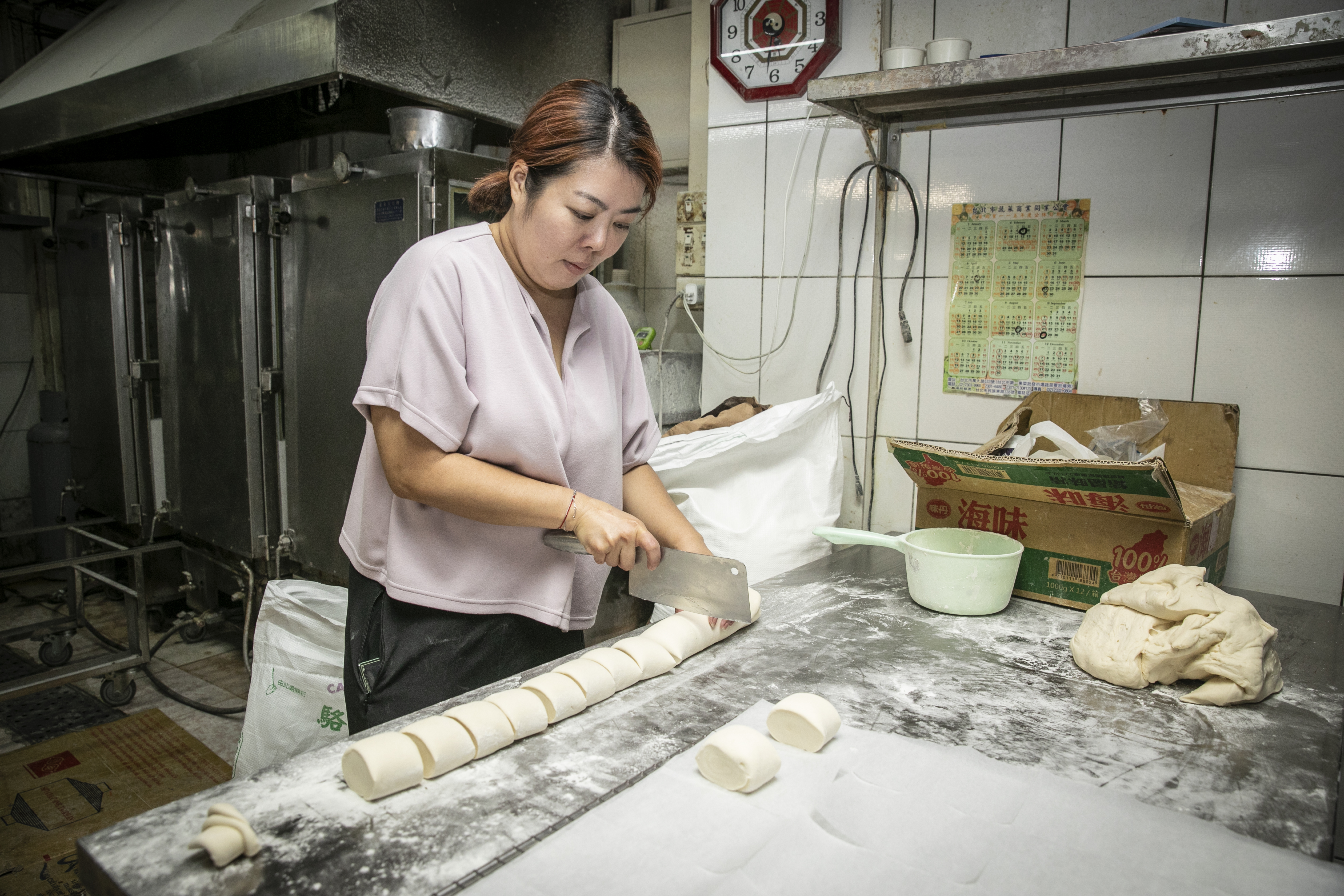 永豐盛包子饅頭皆為手工製作,老闆娘陳妍妮示範饅頭的製作流程。