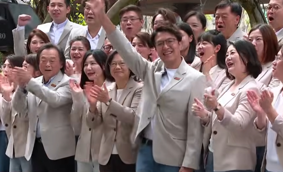民進黨台北市長參選人沈伯洋今參選登記,「小雞」高嘉瑜(右二)在後方歡呼。(鏡新聞)