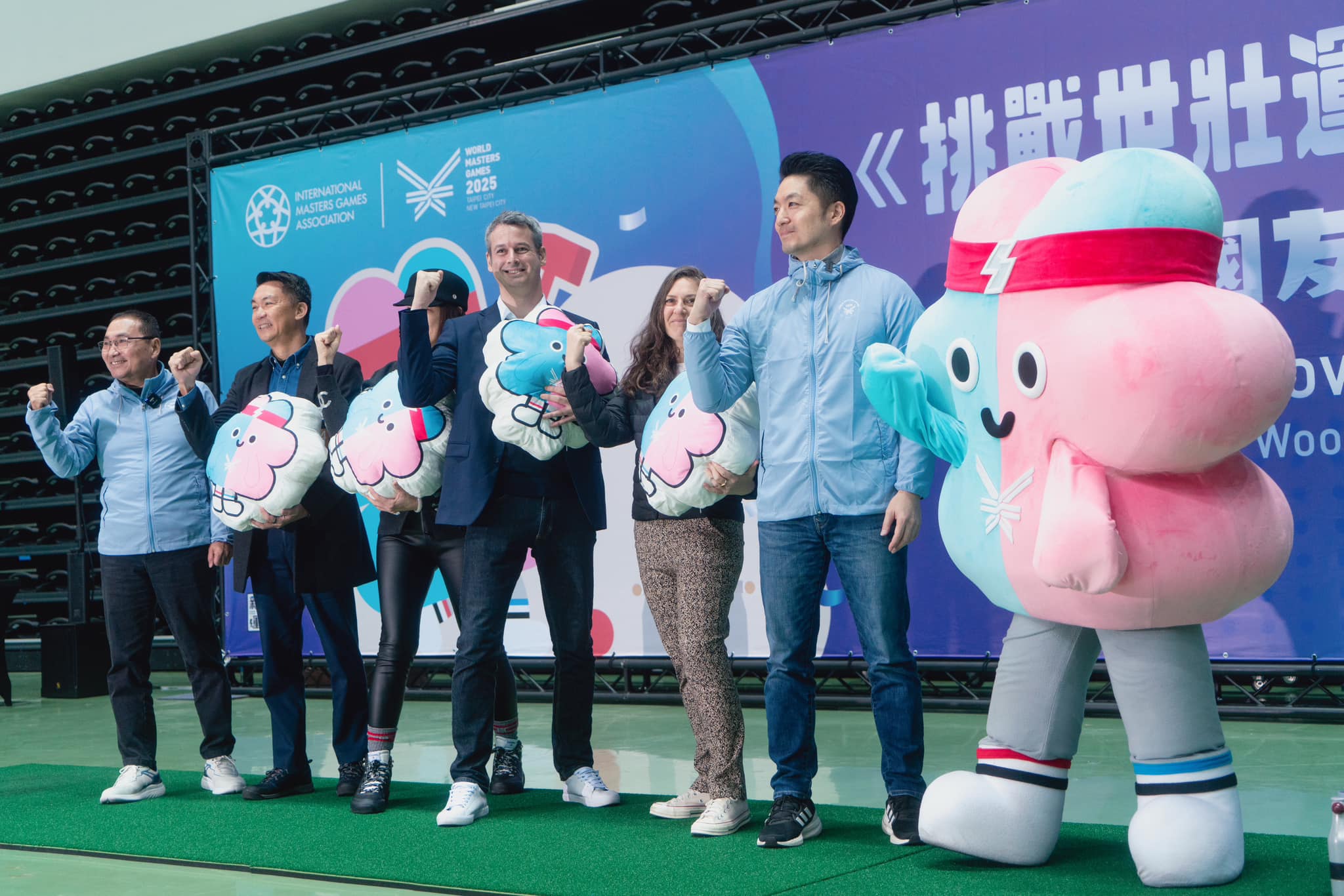 蔣萬安(右)與侯友宜共同主辦的世壯運,頻頻出包引起熱議。(翻攝自蔣萬安臉書)