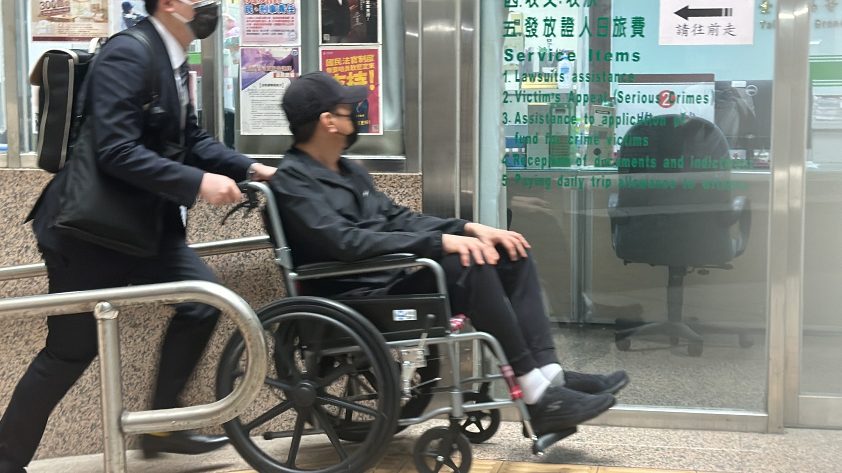 林明佐從屏東趕到台中地院開庭。