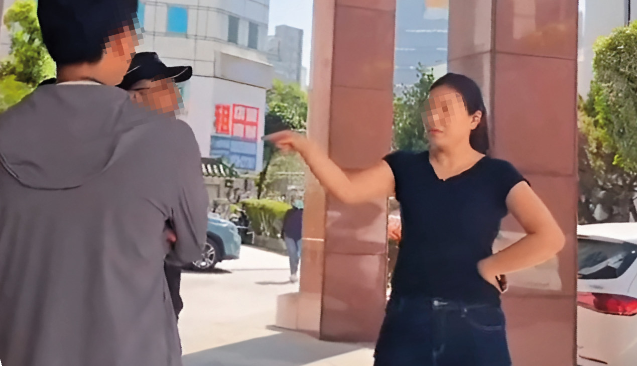 井雲蓉(右)曾到法院抗議網紅「鄭方形」,吸引不少網友關注。(翻攝畫面)